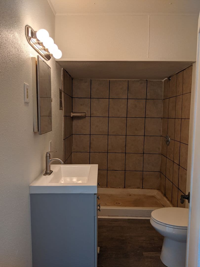 Harrisburg Apartment: 23475 Hwy 99 E