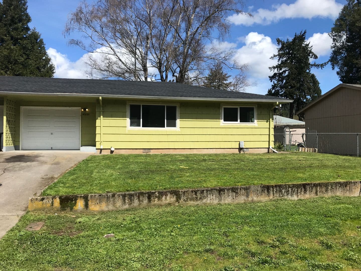 Oakridge Apartment: 47691 and 47693 Beaver St.
