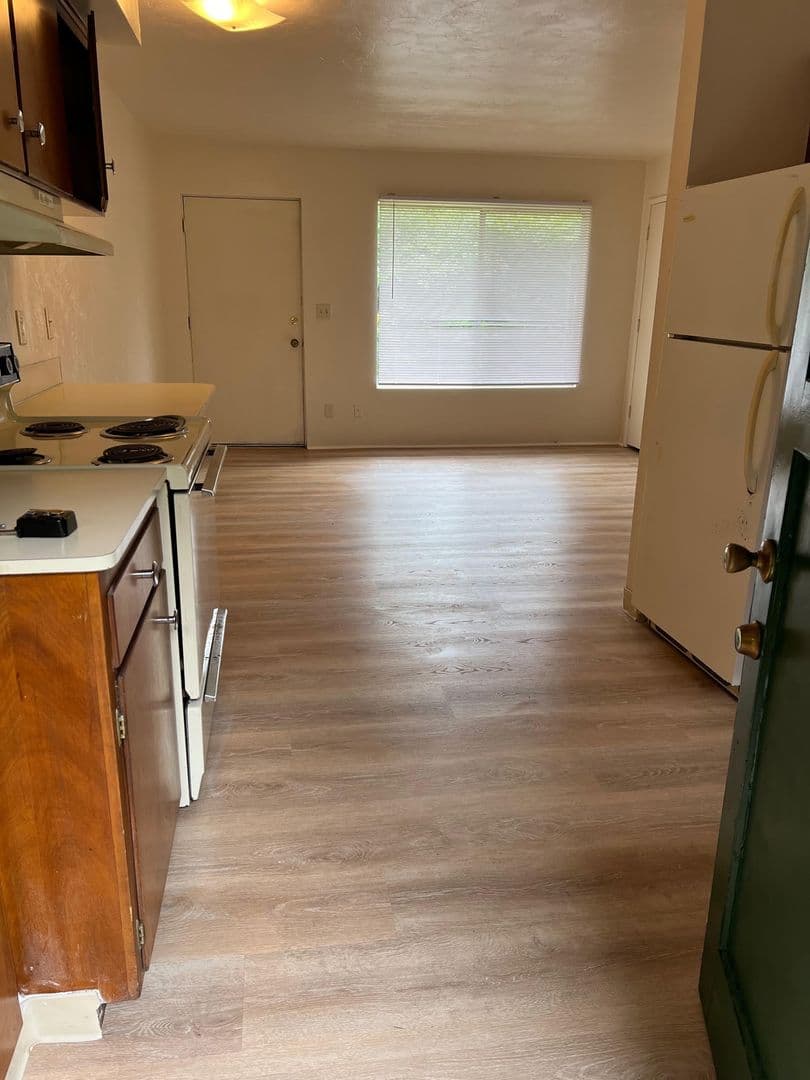 Springfield Apartment: Riverview Apartments