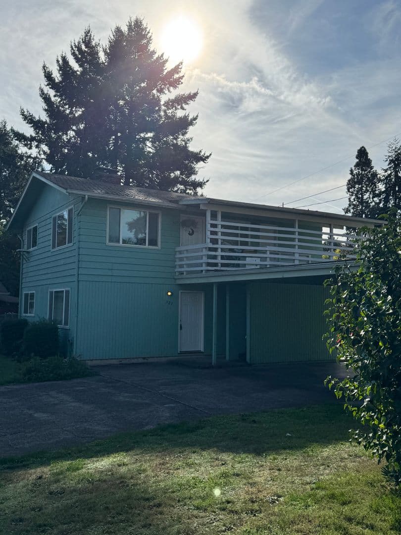 Eugene Apartment: 321-367 N Polk Street