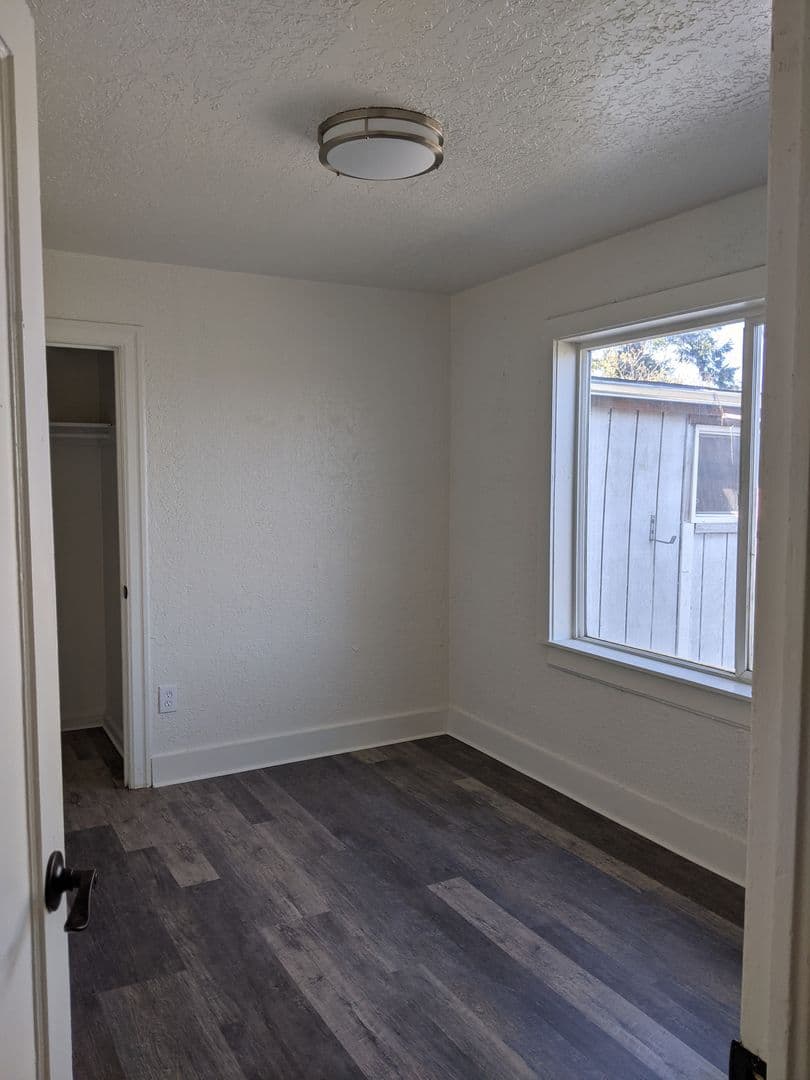 Harrisburg Apartment: 23475 Hwy 99 E