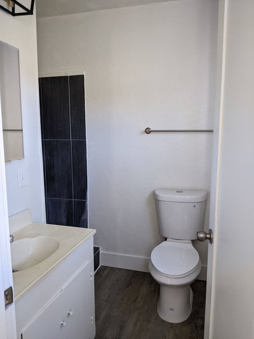 Harrisburg Apartment: 23475 Hwy 99 E