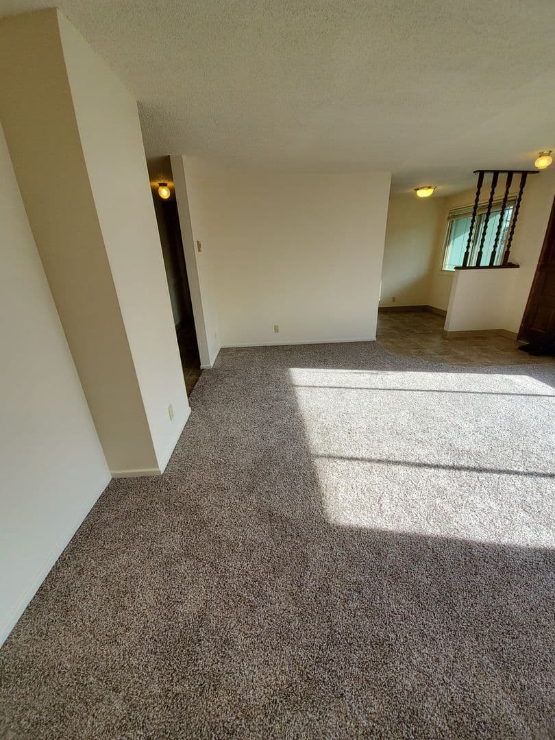 Springfield Apartment: 1238/1240 Kenray Loop