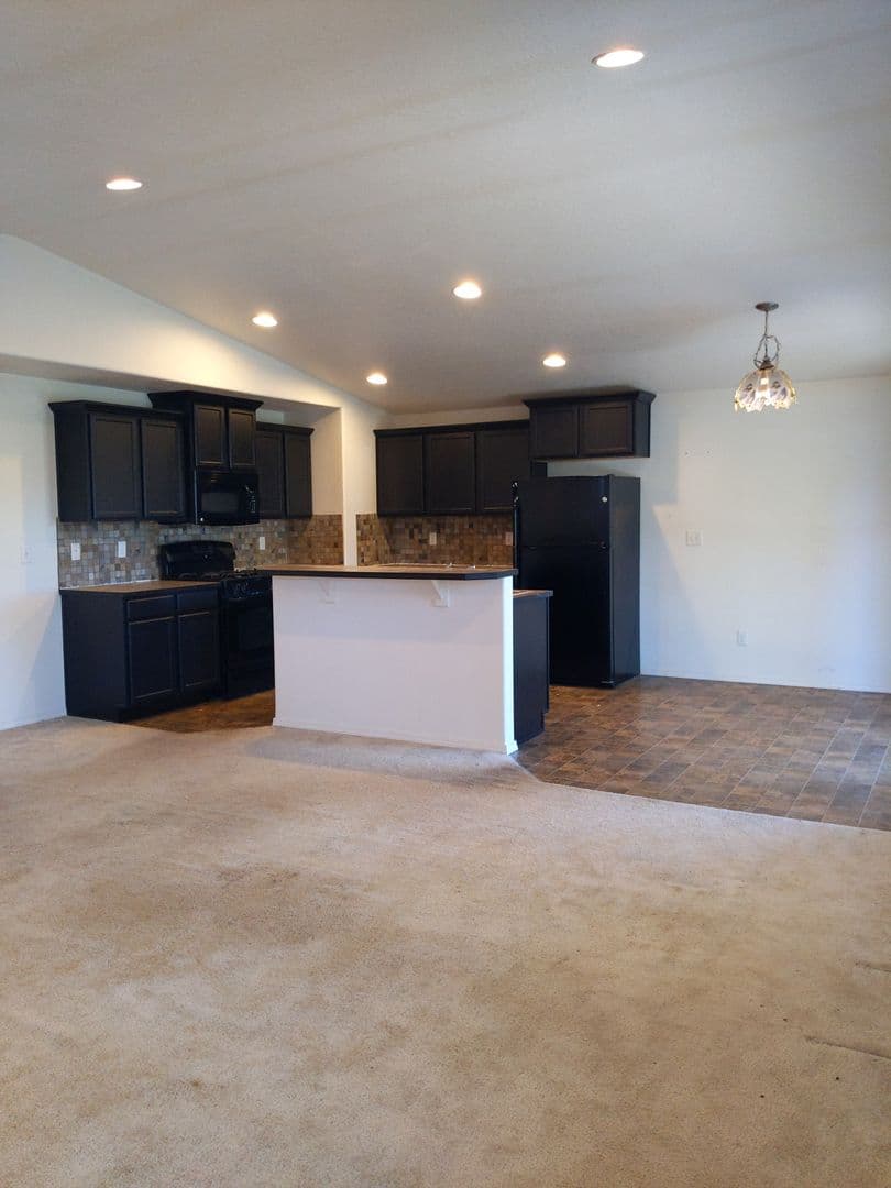 Eugene House: 1945 Adelman Loop