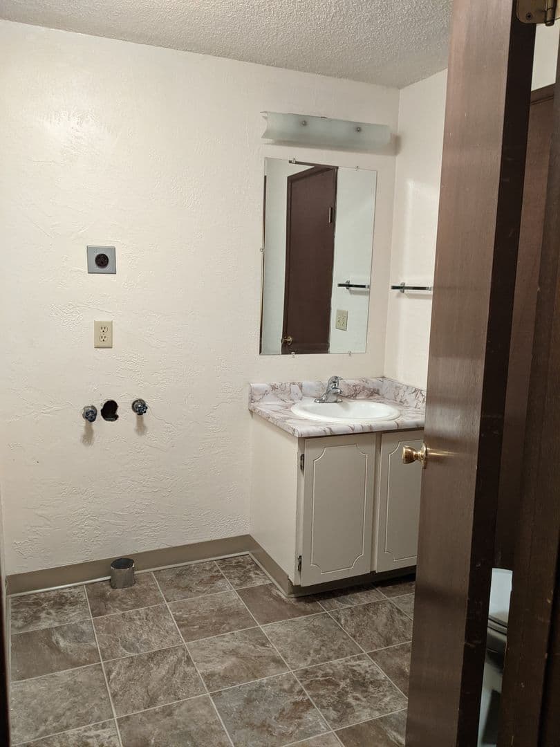Eugene Apartment: 4001 Potter Street