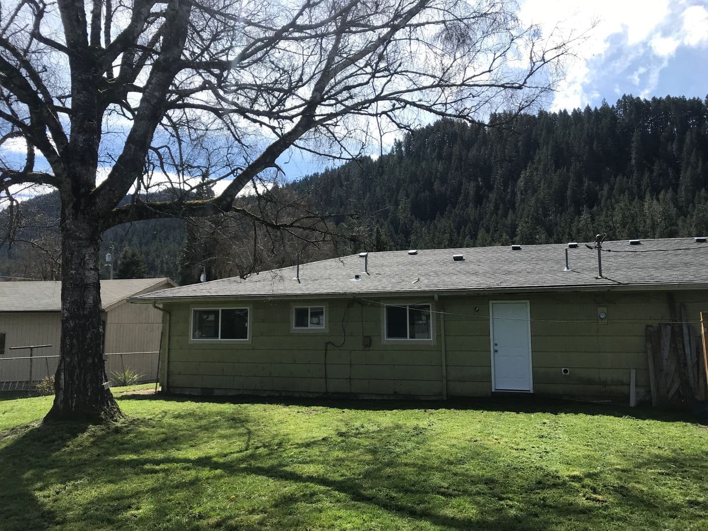 Oakridge Apartment: 47691 and 47693 Beaver St.
