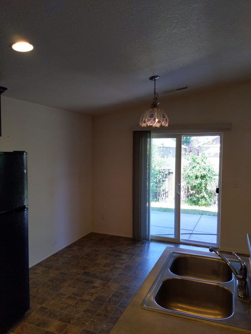 Eugene House: 1945 Adelman Loop