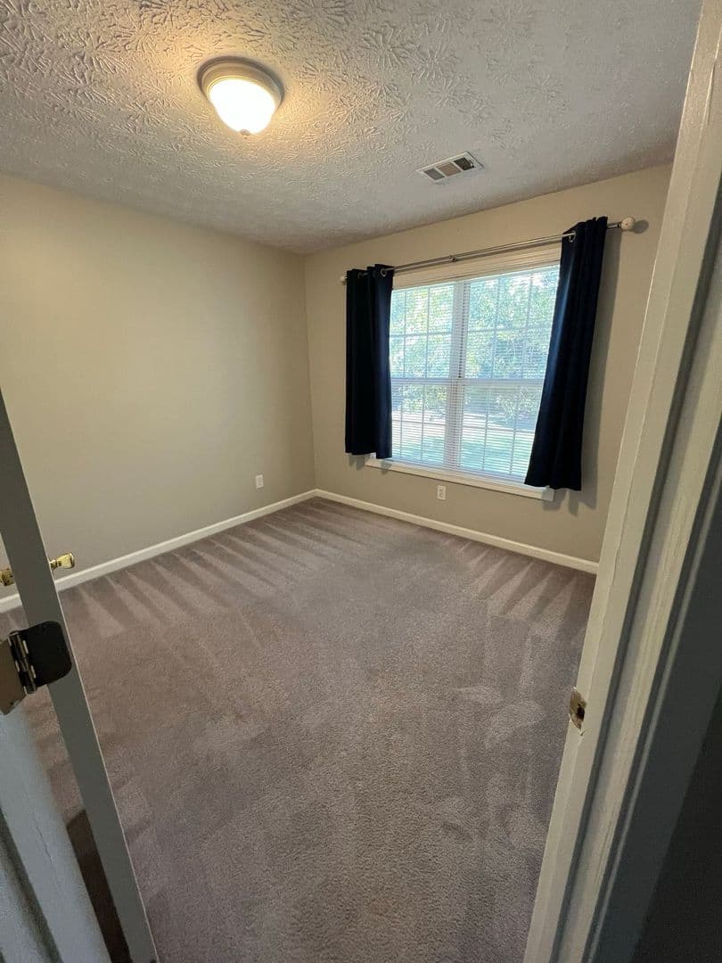 Loganville House: 3835 Cool Springs Point
