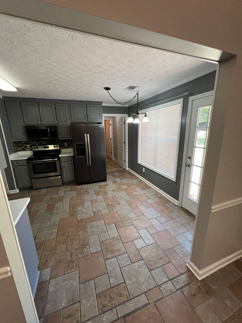 Loganville House: 3835 Cool Springs Point