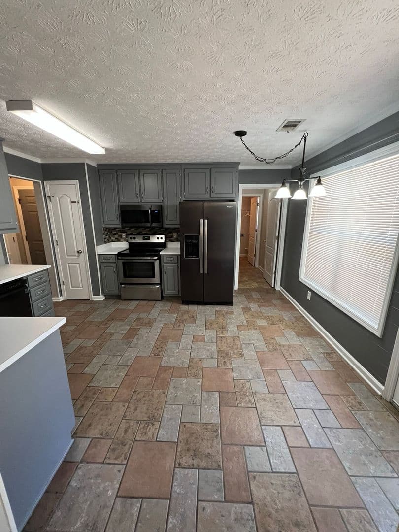 Loganville House: 3835 Cool Springs Point