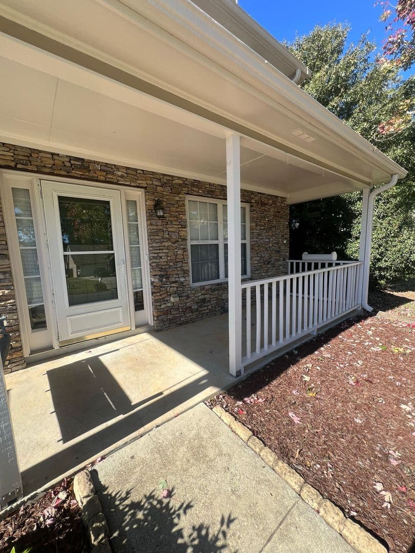 Loganville House: 3835 Cool Springs Point