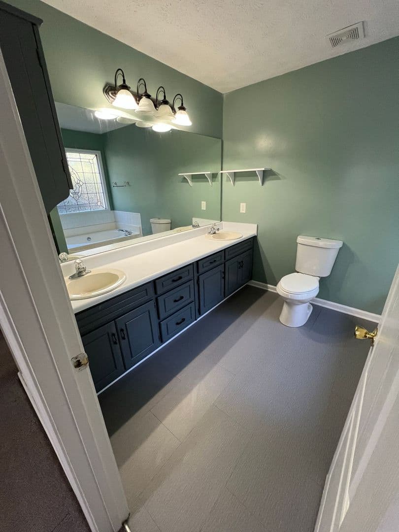 Loganville House: 3835 Cool Springs Point