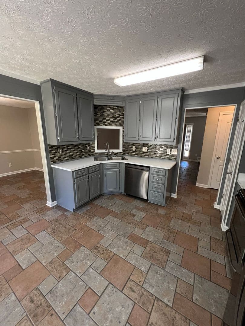 Loganville House: 3835 Cool Springs Point
