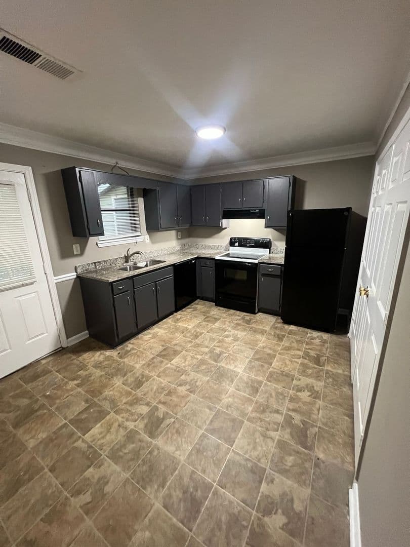 Snellville Apartment: 3125-3127 Sarah Lou Drive
