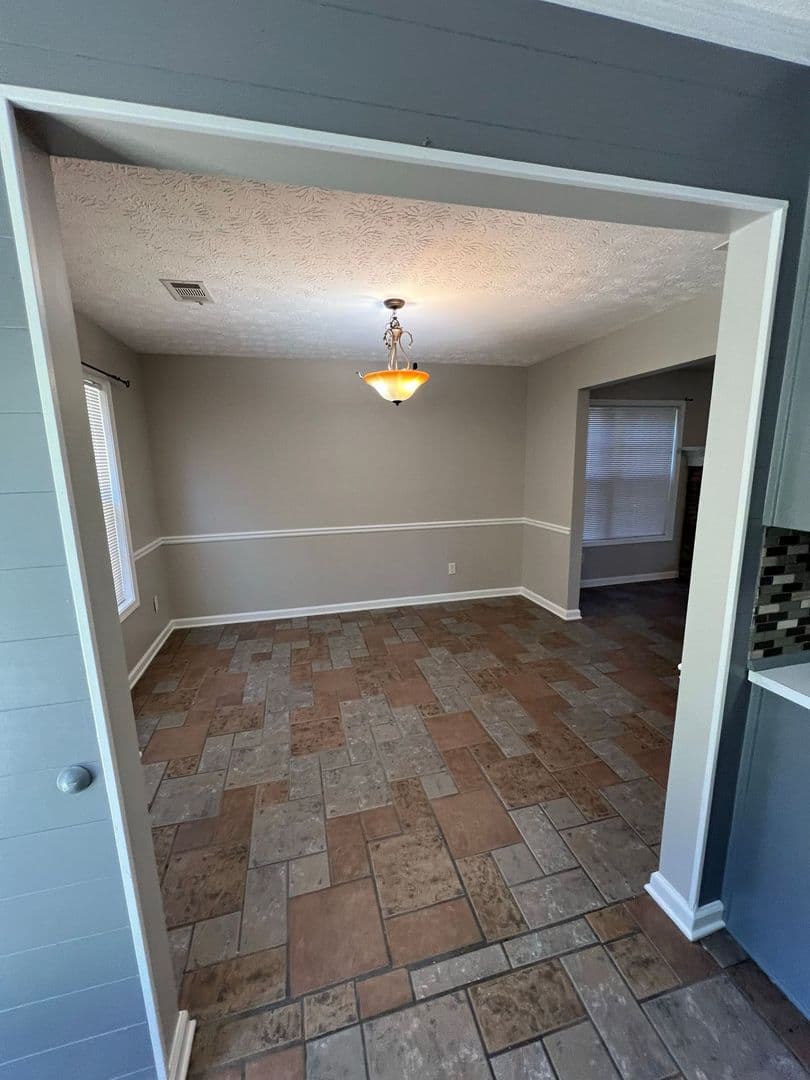Loganville House: 3835 Cool Springs Point