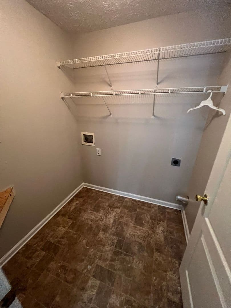 Loganville House: 3835 Cool Springs Point