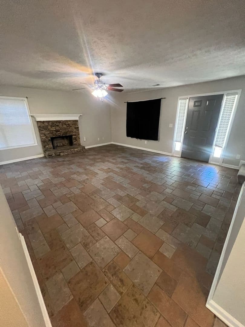 Loganville House: 3835 Cool Springs Point