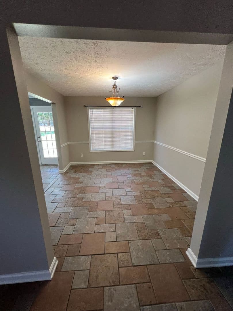Loganville House: 3835 Cool Springs Point