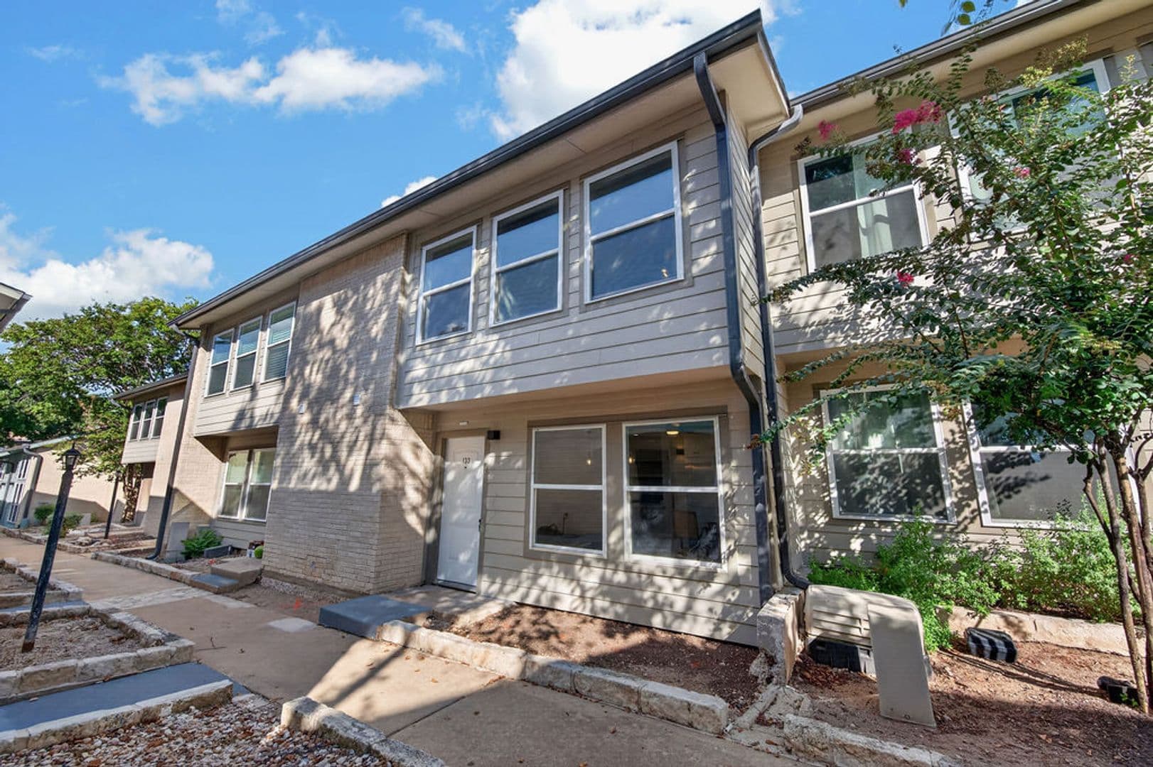 Austin House: 2124 Burton DR