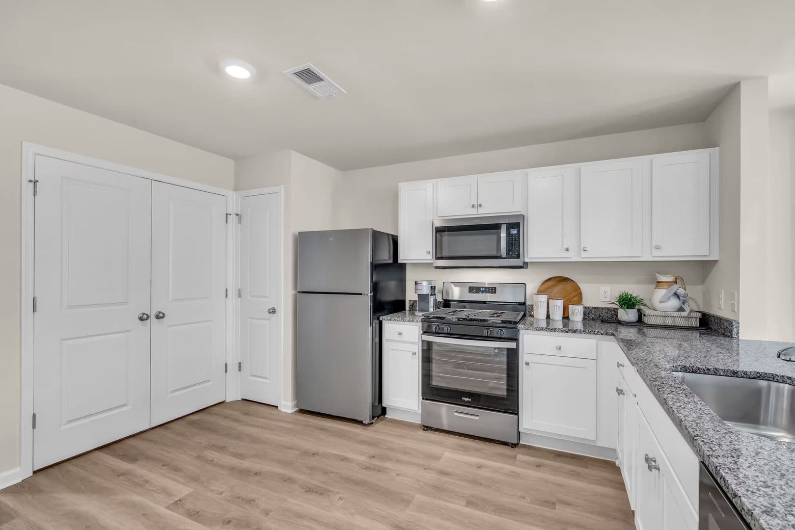 Burlington Township Apartment: 106 Whaler Way