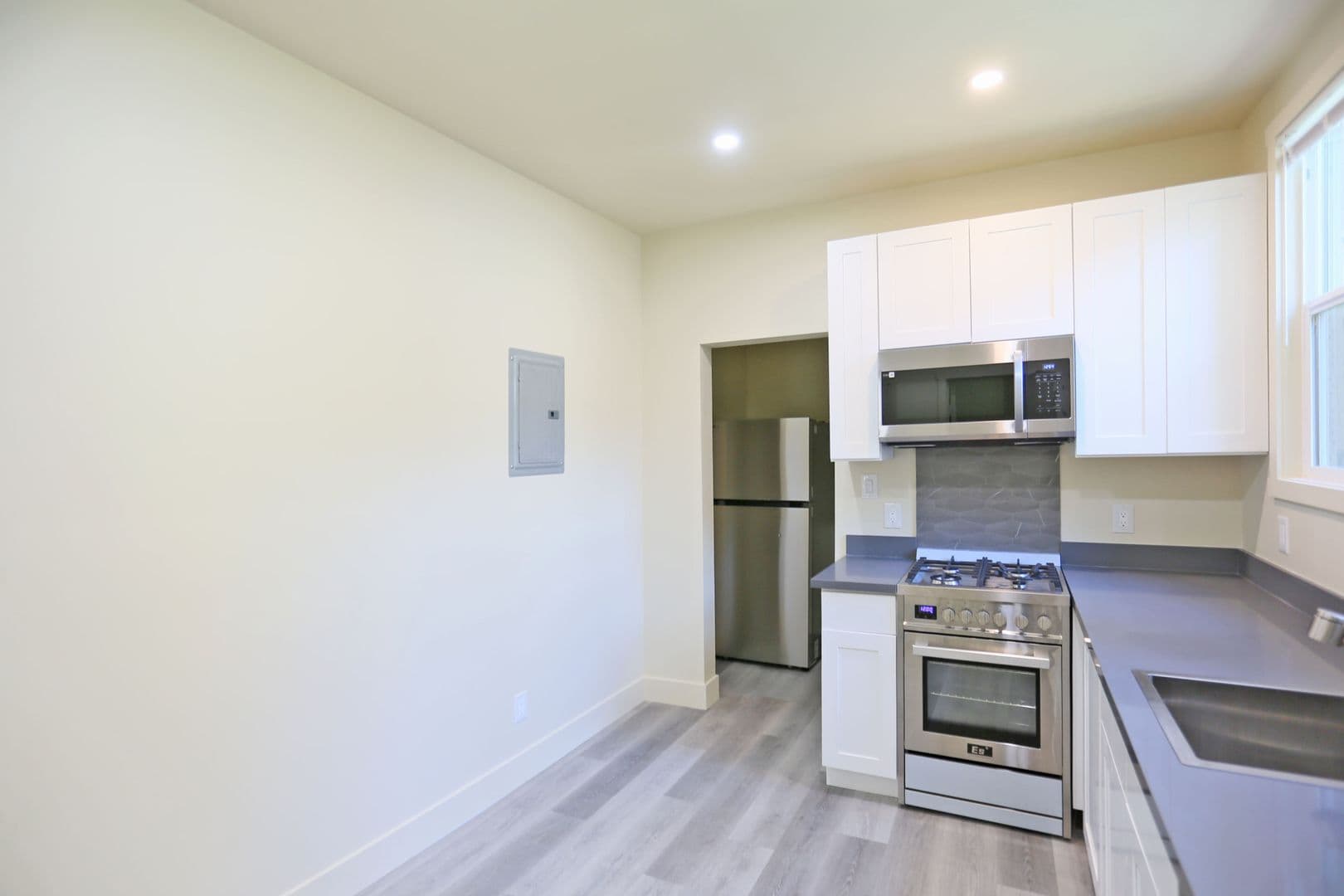 San Francisco Apartment: 2011 Sacramento St