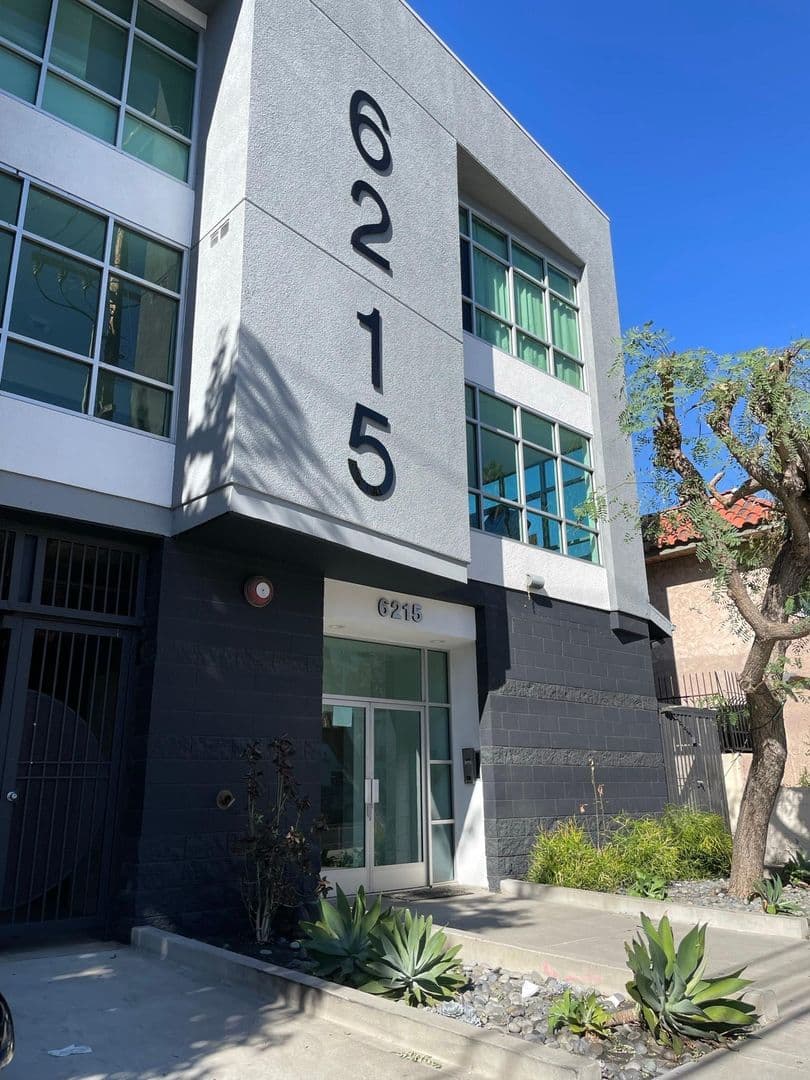 Van Nuys Apartment: 6215 Kester Avenue