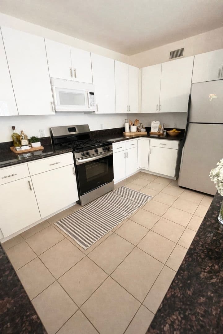 Van Nuys Apartment: 6215 Kester Avenue