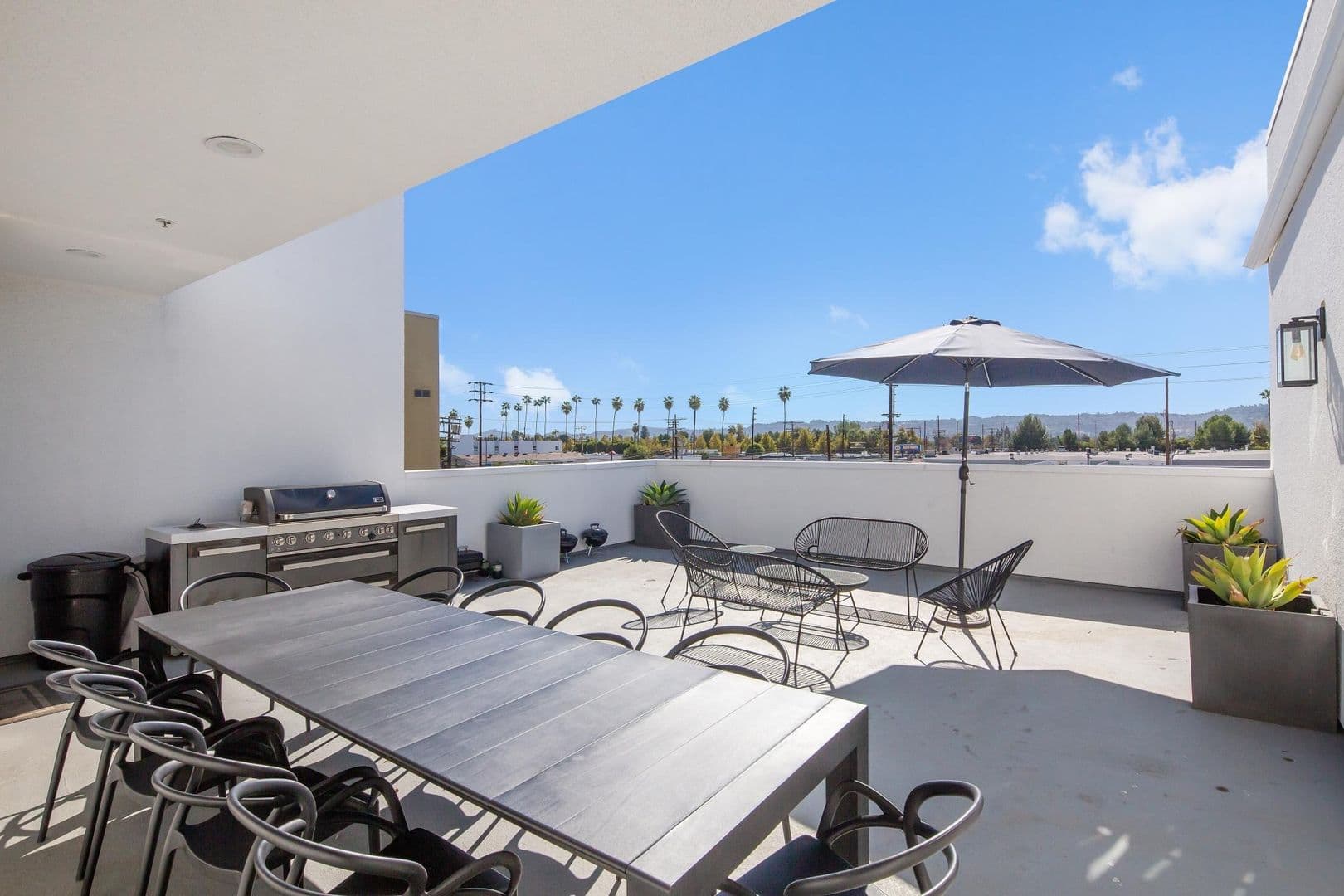 Van Nuys Apartment: 6215 Kester Avenue