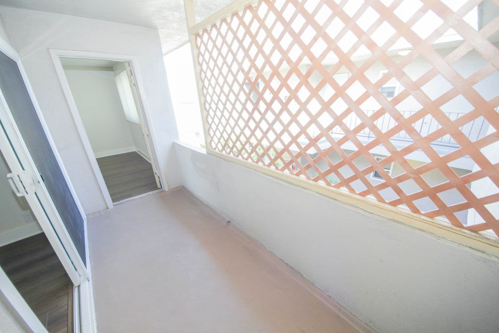 Los Angeles Apartment: 3252 Overland Avenue