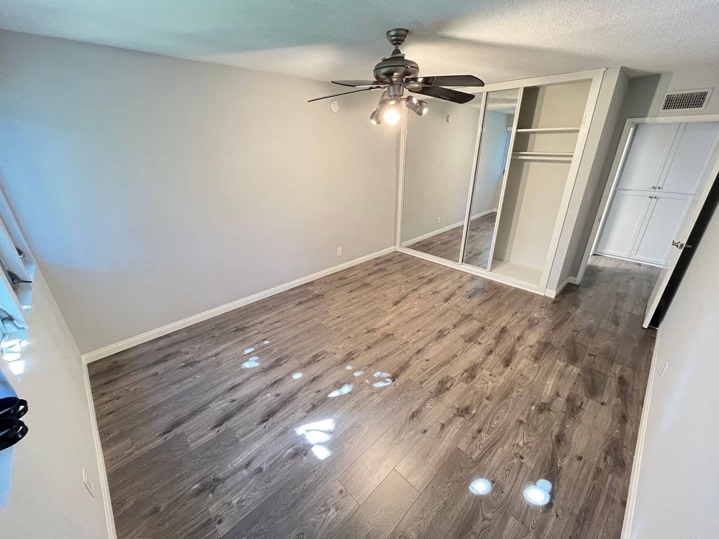 West Hollywood Apartment: 8221 De Longpre Avenue