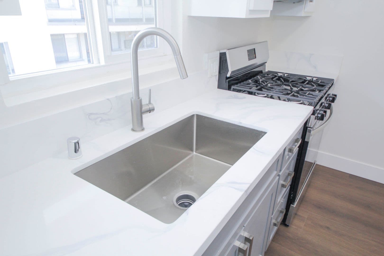 Los Angeles Apartment: 3252 Overland Avenue