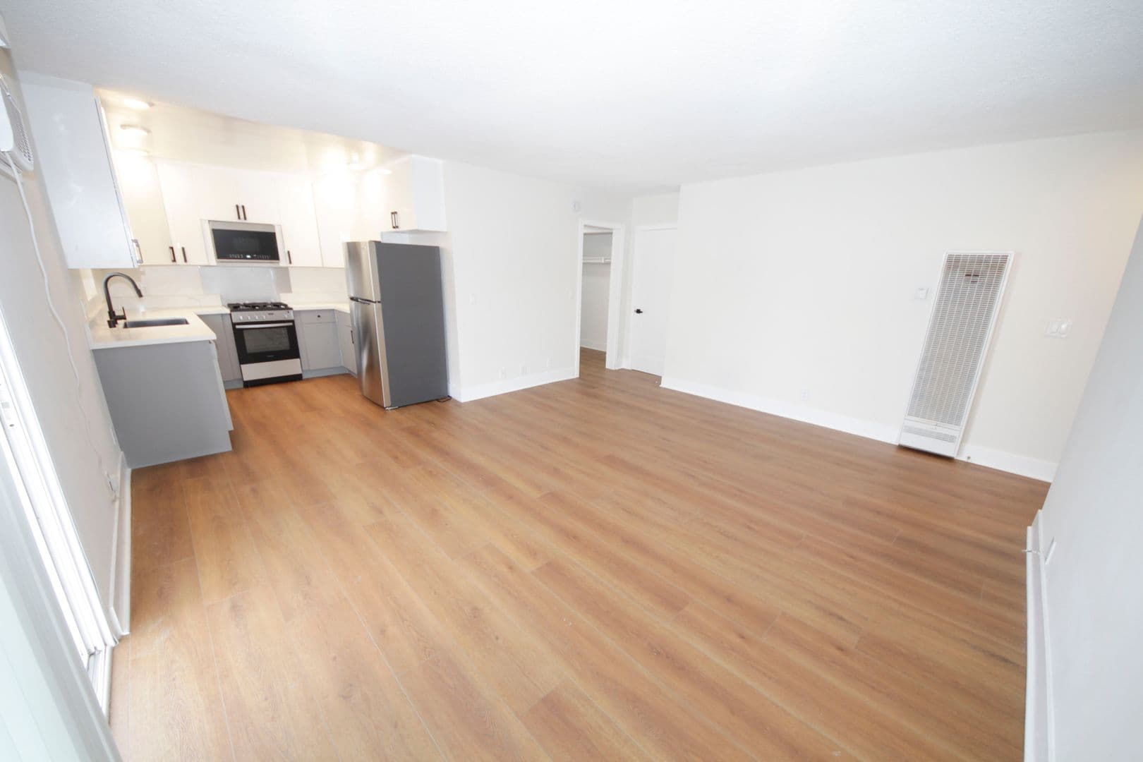 Los Angeles Apartment: 3252 Overland Avenue