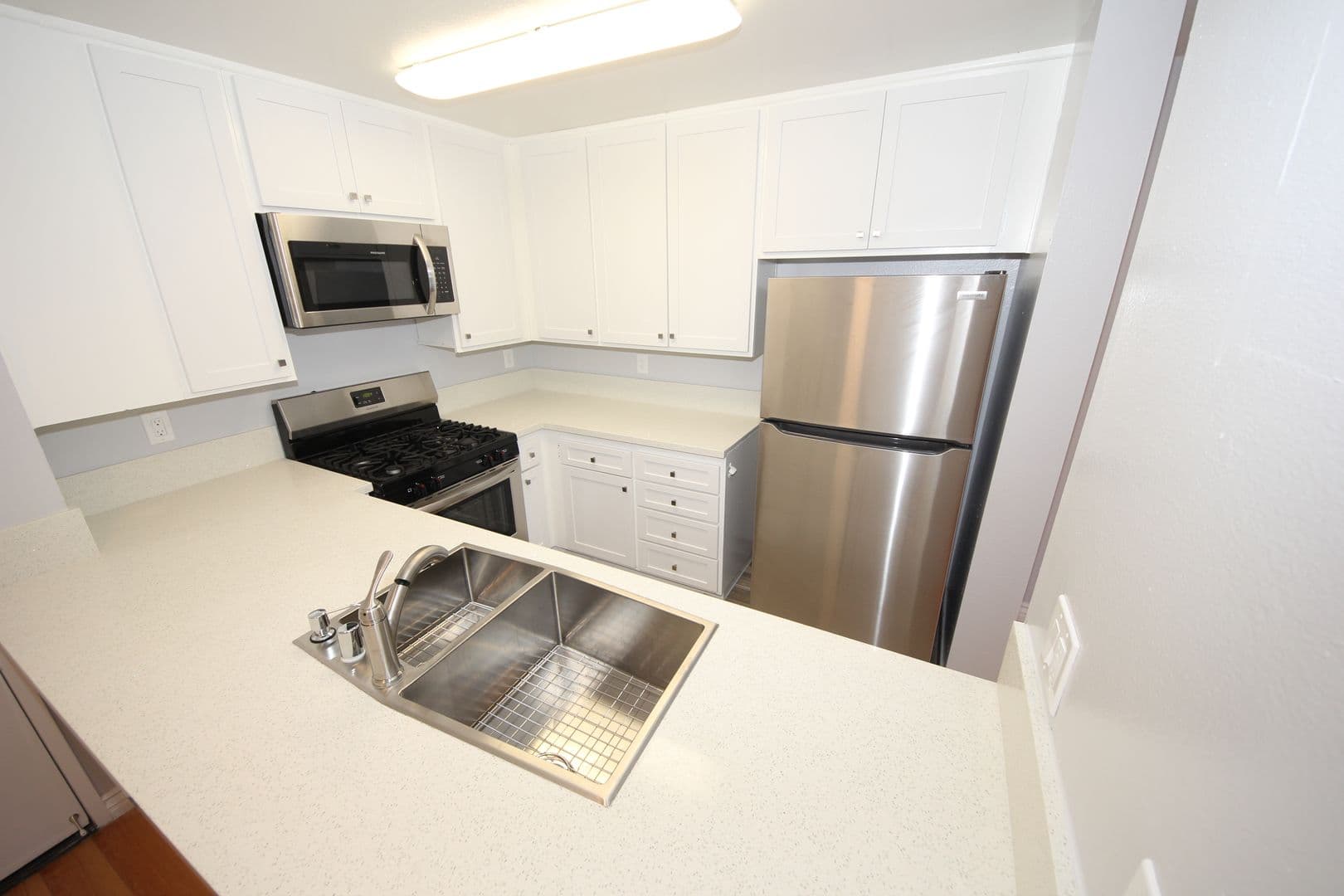 Los Angeles Apartment: 10615 Rose Avenue