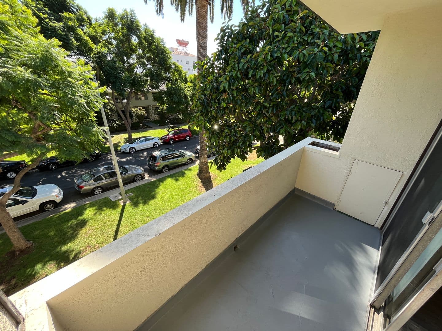 West Hollywood Apartment: 8221 De Longpre Avenue