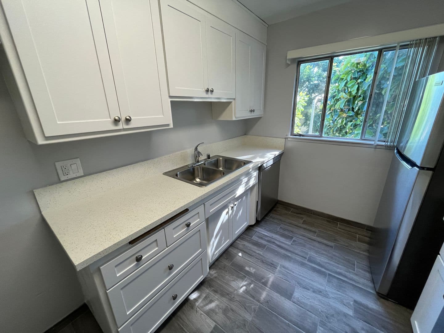 West Hollywood Apartment: 8221 De Longpre Avenue