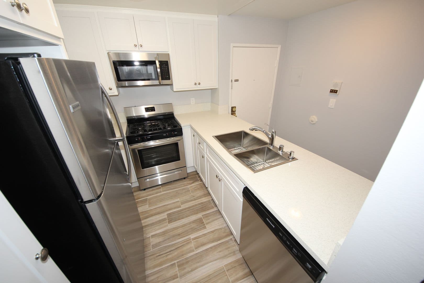 Los Angeles Apartment: 10615 Rose Avenue