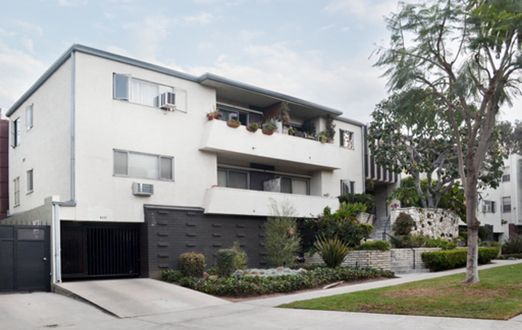 West Hollywood Apartment: 8221 De Longpre Avenue