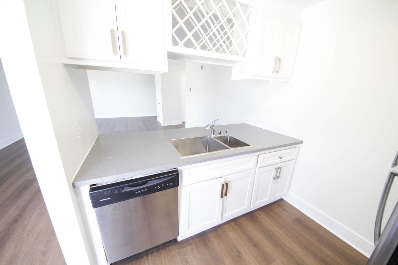Los Angeles Apartment: 3128 Overland Avenue