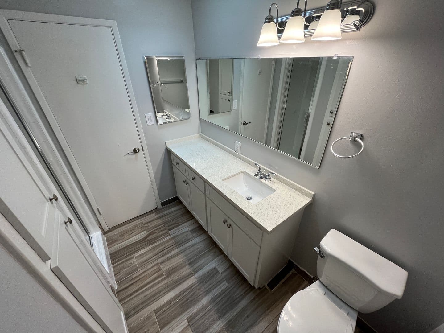 West Hollywood Apartment: 8221 De Longpre Avenue