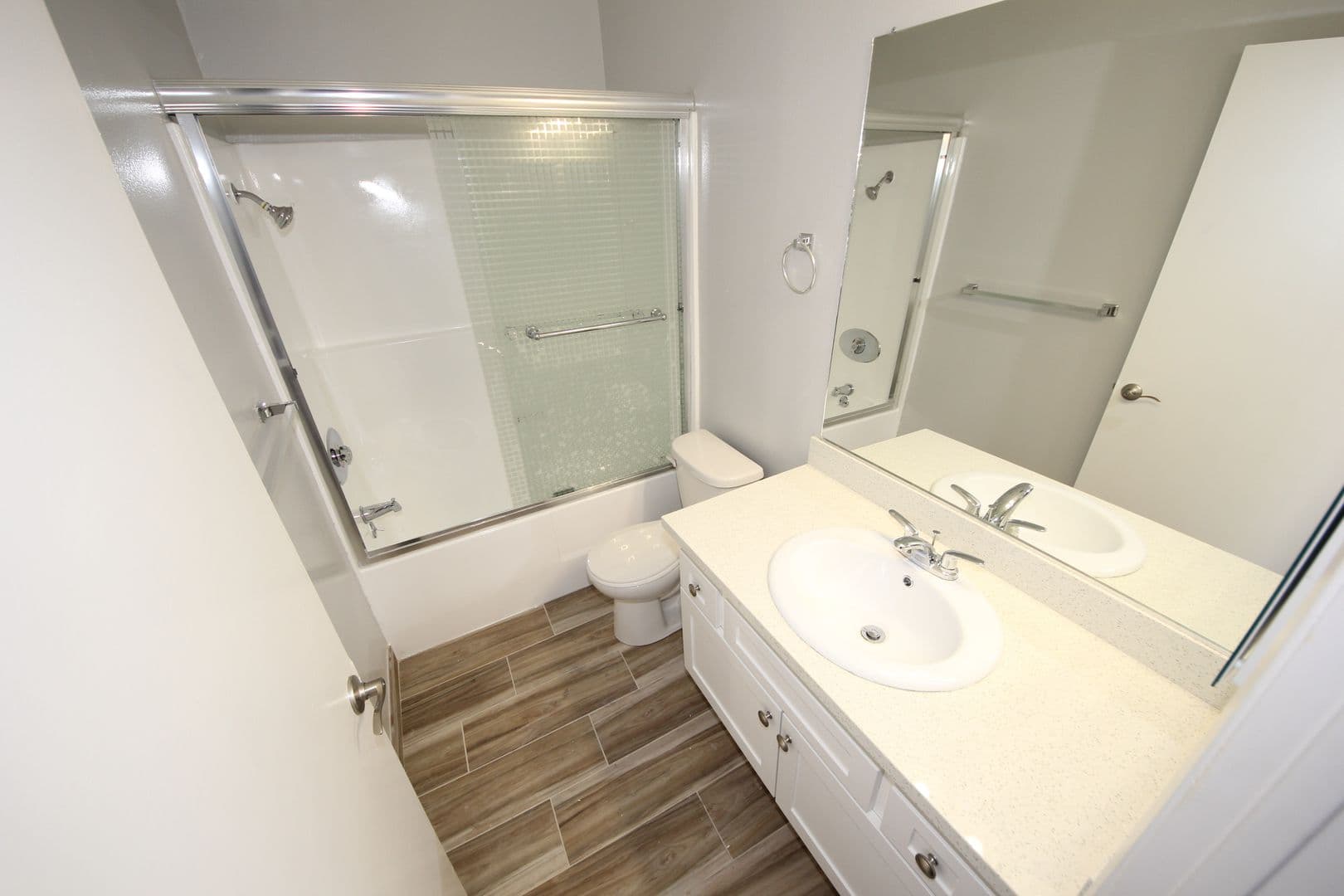 Los Angeles Apartment: 10615 Rose Avenue