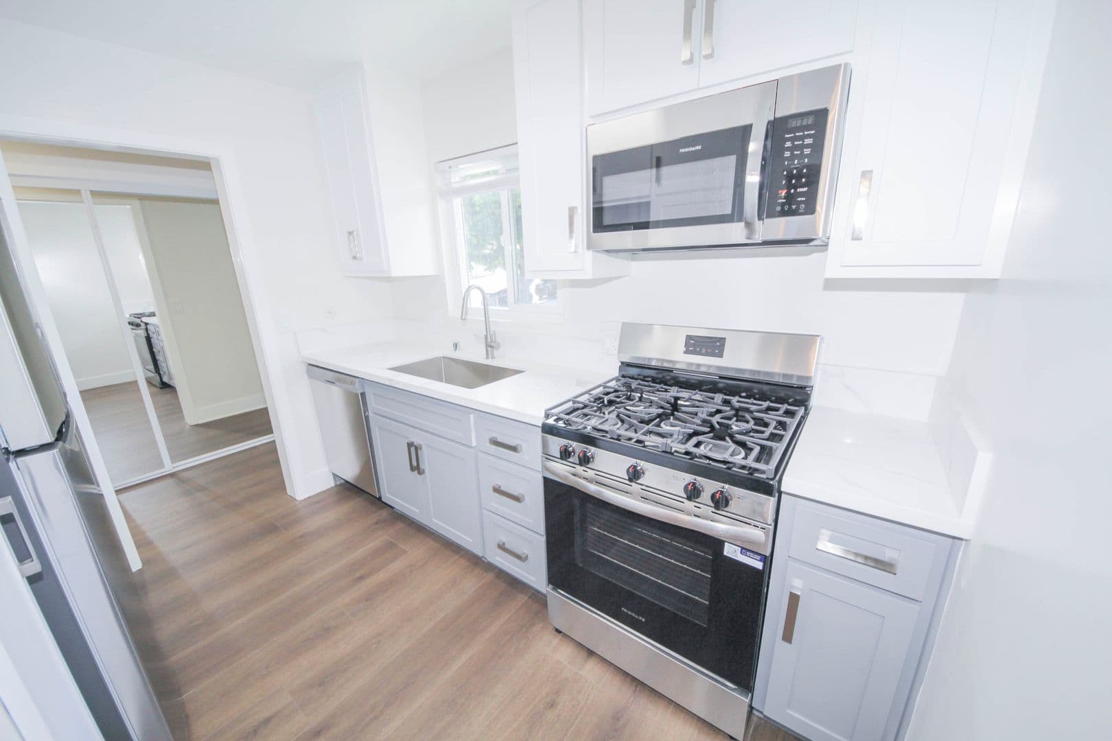 Los Angeles Apartment: 3252 Overland Avenue