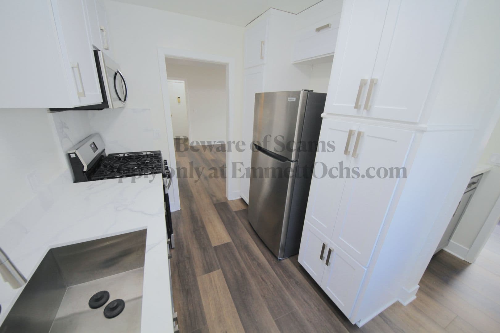 Los Angeles Apartment: 3252 Overland Avenue
