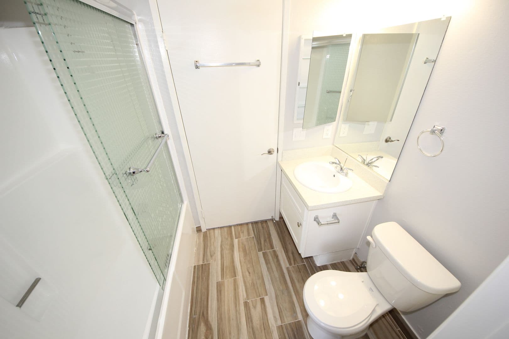 Los Angeles Apartment: 10615 Rose Avenue