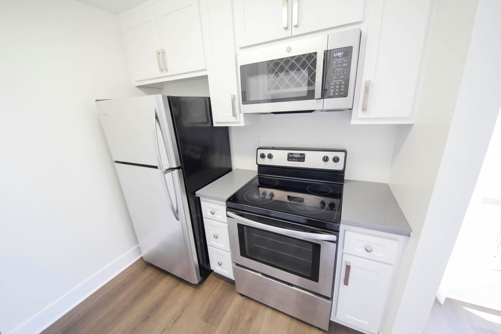 Los Angeles Apartment: 3128 Overland Avenue