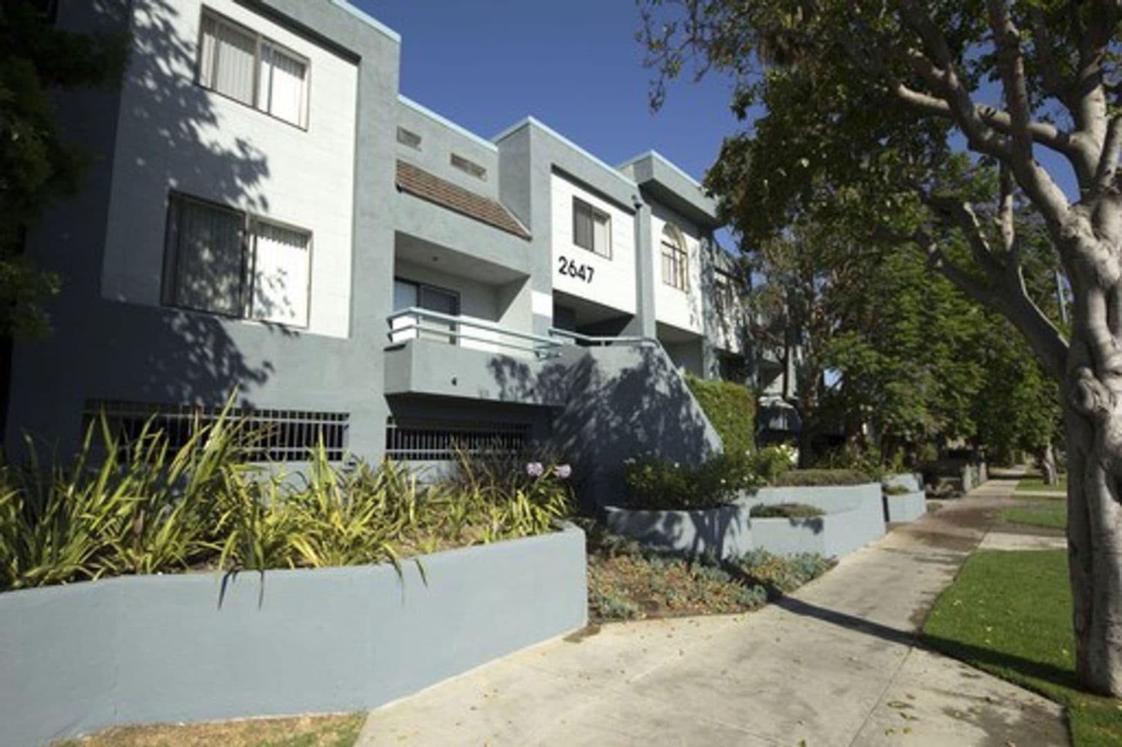 Los Angeles Apartment: 2647 South Barrington Avenue