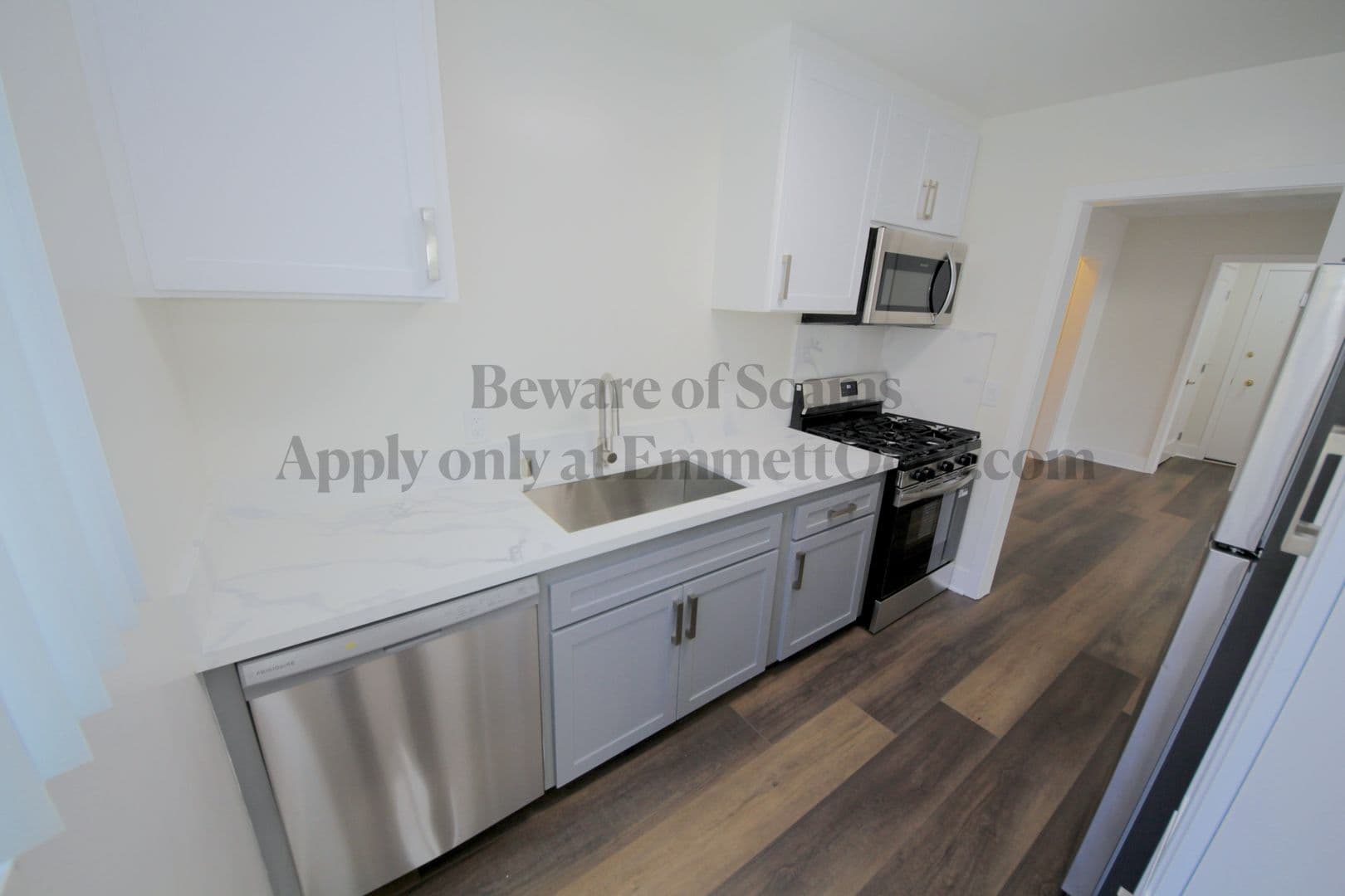 Los Angeles Apartment: 3252 Overland Avenue
