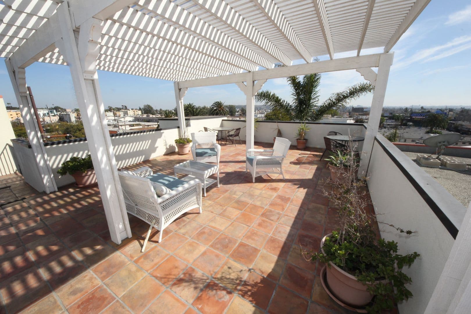 Los Angeles Apartment: 10615 Rose Avenue