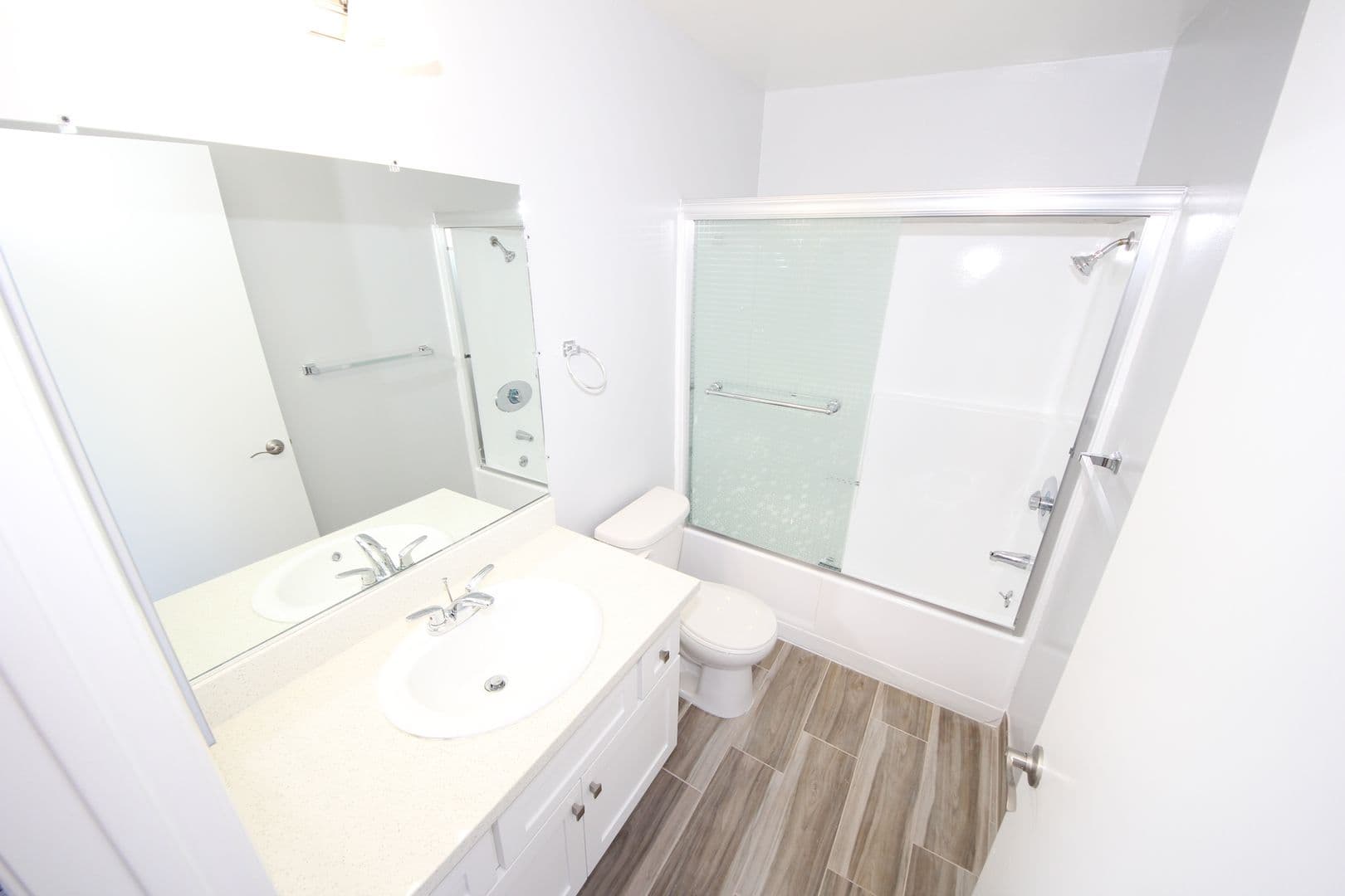 Los Angeles Apartment: 10615 Rose Avenue