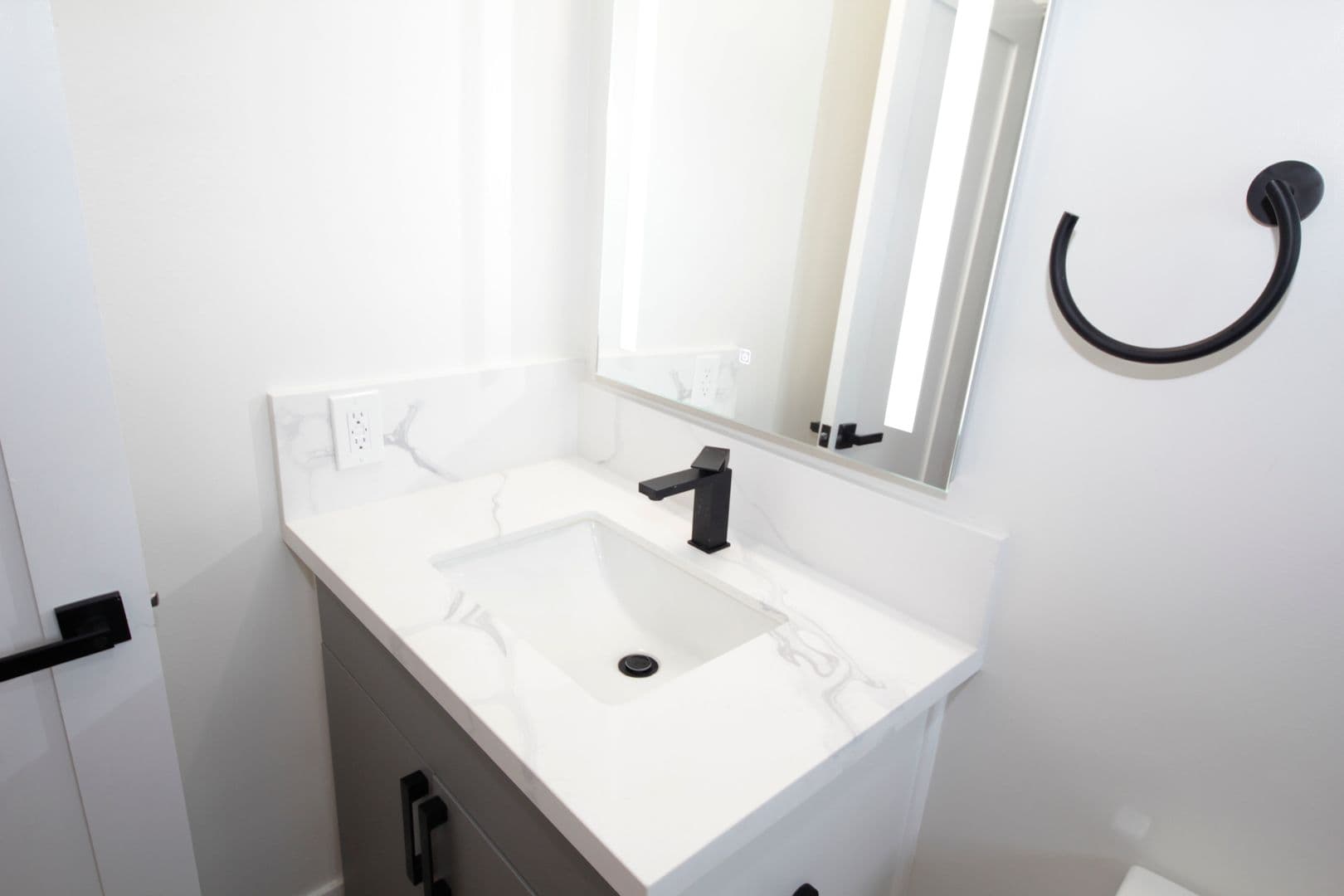 Los Angeles Apartment: 3252 Overland Avenue