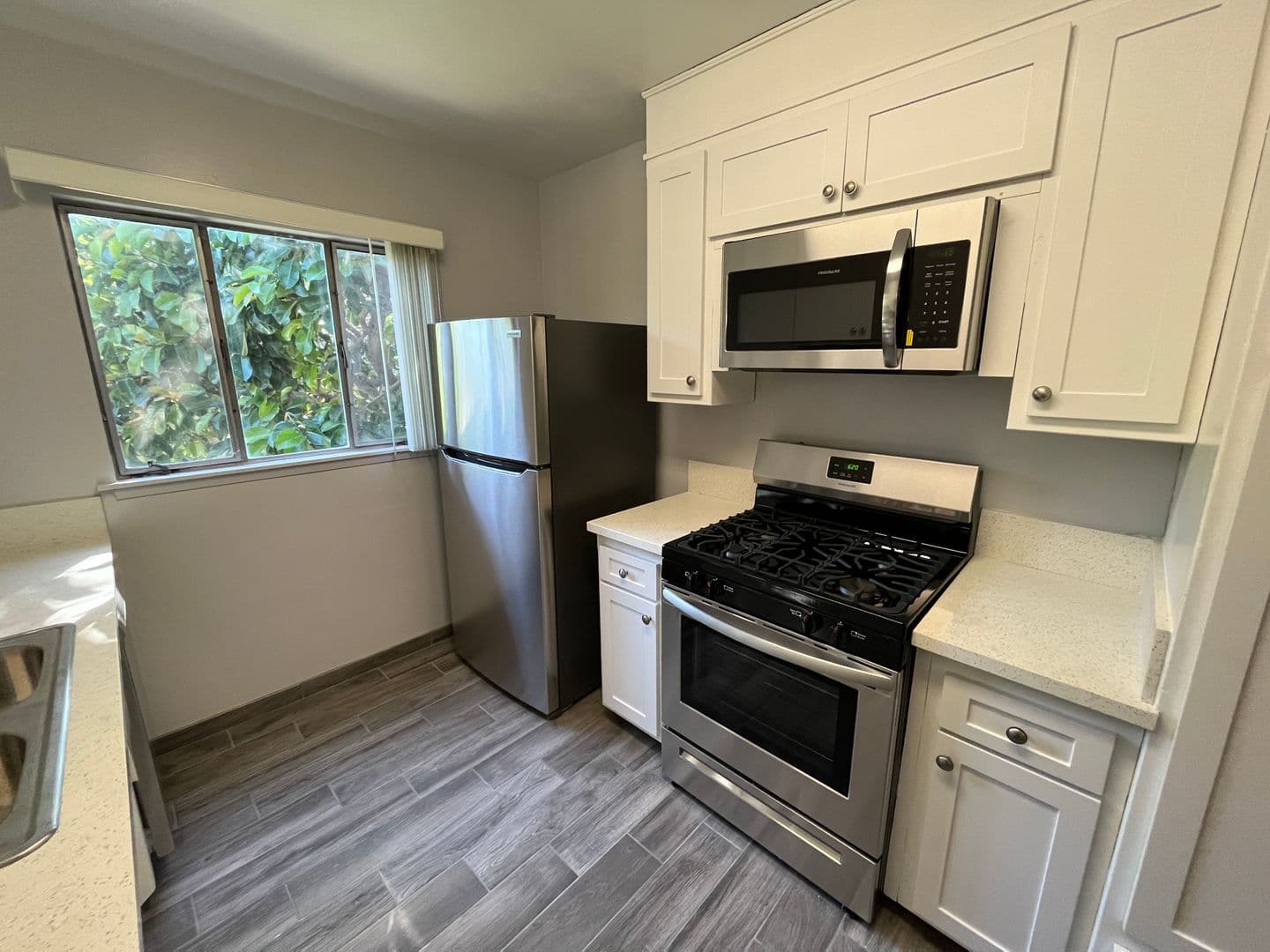West Hollywood Apartment: 8221 De Longpre Avenue